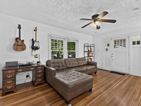 3rd image of 616 E Catalpa Street