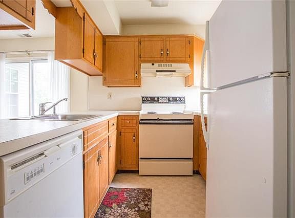 4th image of 1502 Briarwood Ln #B