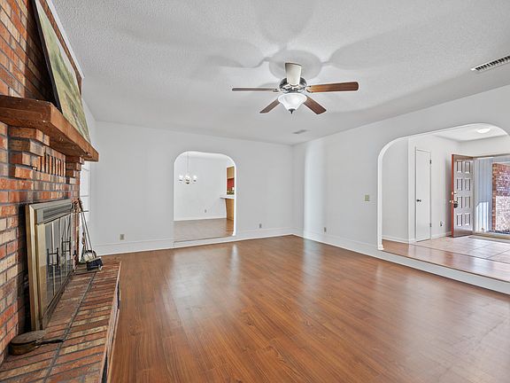 4th image of 1003 Darlington Oak Dr