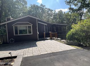 805 Oak Ct, Hawley, PA 18428