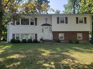 1 Laura Dr, Airmont, NY 10952