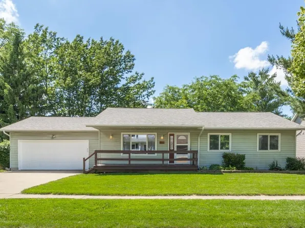 711 Hearthside Dr, Cedar Falls, IA 50613