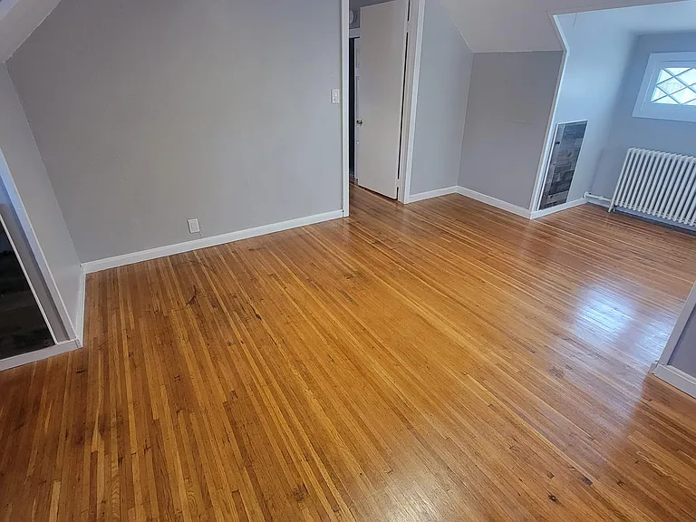 110UP Elmdorf Ave #UPPER — Photo 10