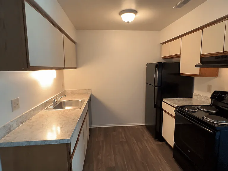 Lakeside Village Apartments — Photo 166