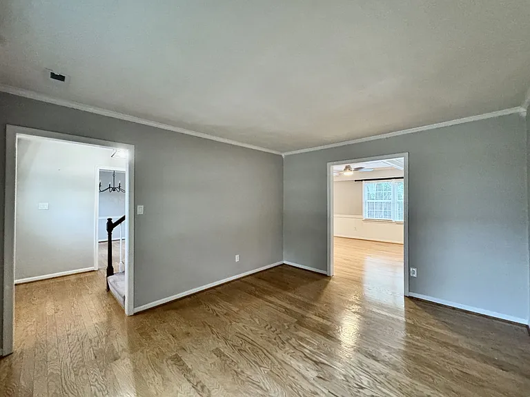 965 Commodore Dr — Photo 27