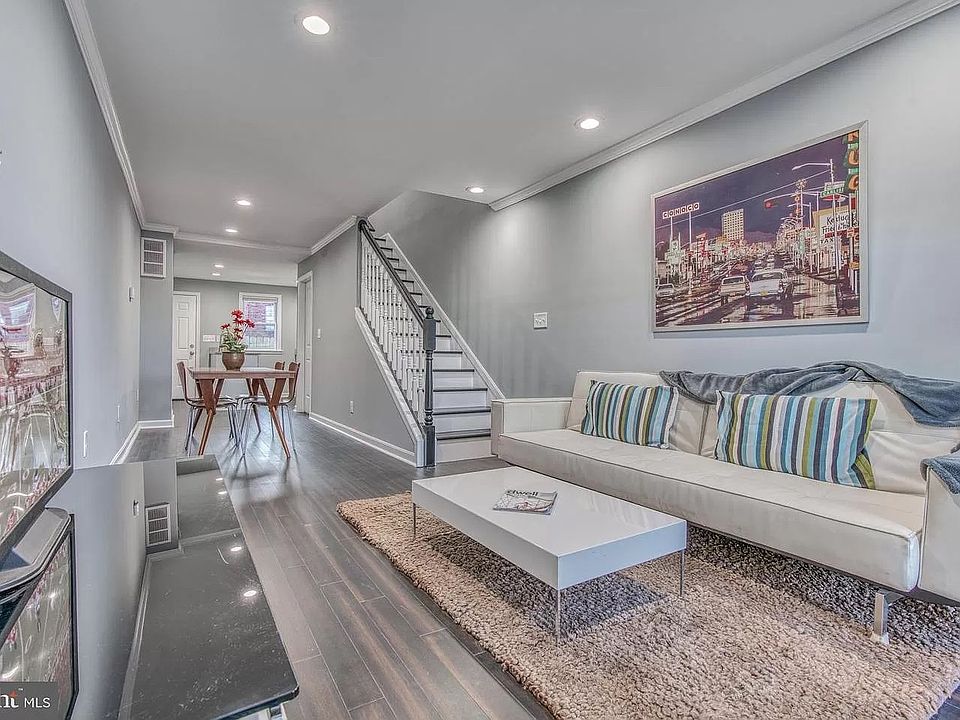 BEAUTIFULLY RENOVATED 3 BEDROOM/2 FULL BATH END GROUP TOWNHOME