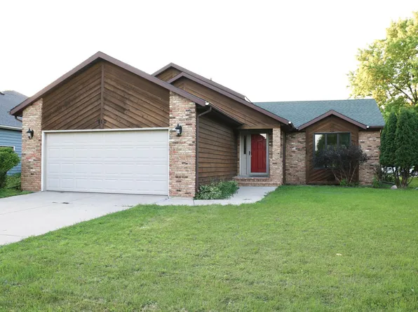 910 Sommerset Dr, West Fargo, ND 58078
