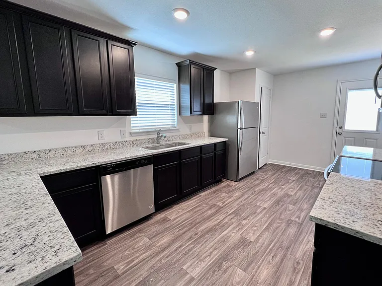 136 Maywood Ln — Photo 5