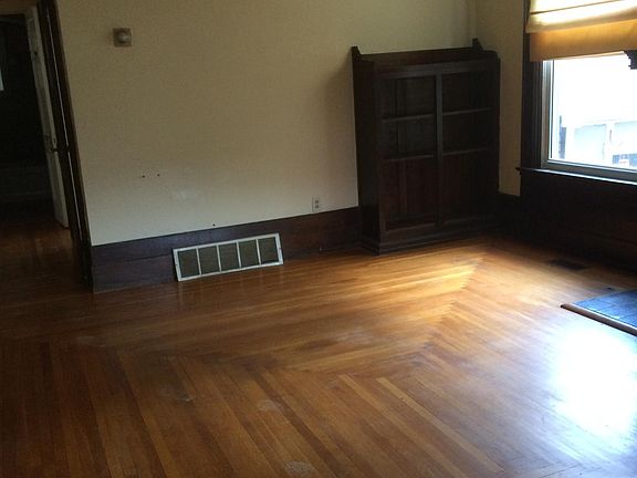 5th image of 1 Lee St E