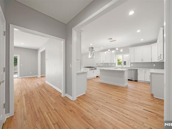 4th image of 15 Laurel Ave