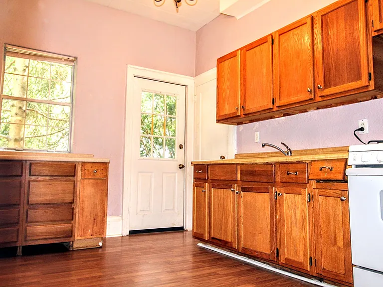 1021 College Ave — Photo 15