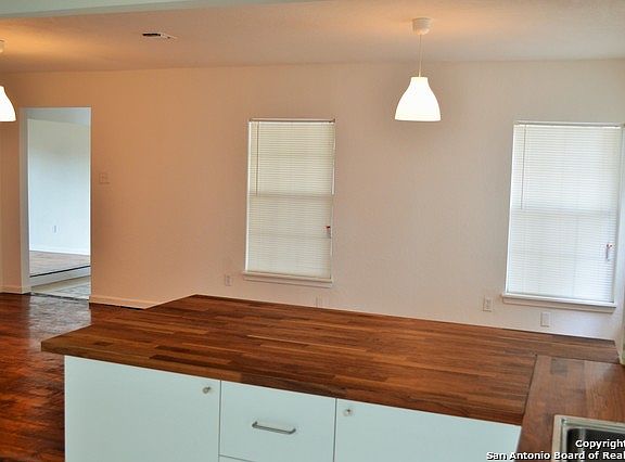 5th image of 142 Antrim Dr