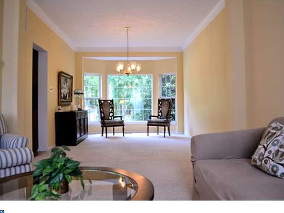 5th image of 234 Hope Ct W