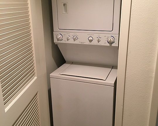 5th image of 1528 6th St APT 204