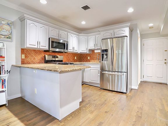 2nd image of 15 Jefferson Ave APT 2B