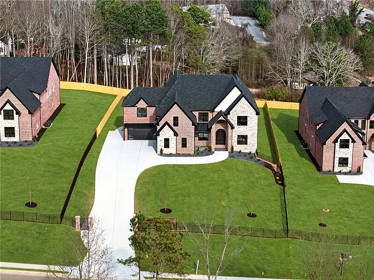 405 Thunder Rd — Photo 2