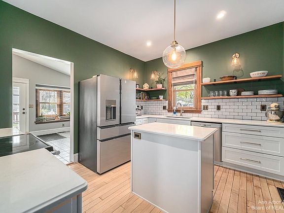 4th image of 408 W Chicago Blvd