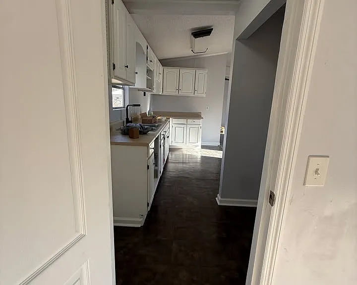 209 Roxbury Cir — Photo 15
