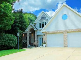 893 Jill Dr, Pittsburgh, PA 15227