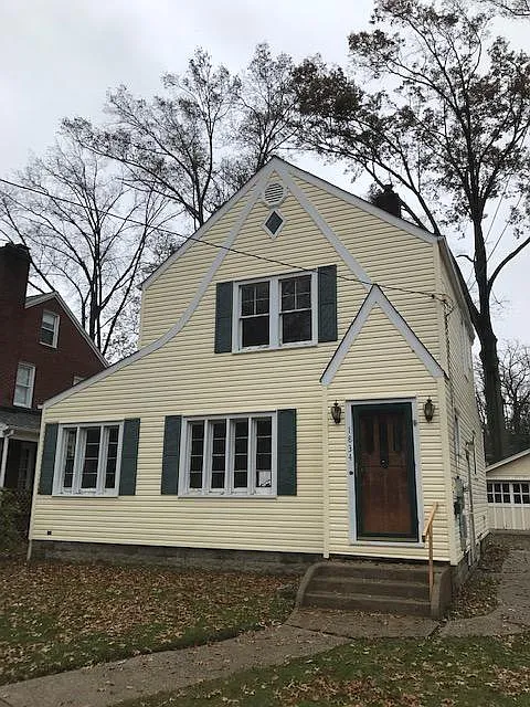 1834 Hollywood St NE photo 1