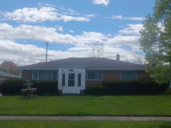 8805 W Kiehnau Ave, Milwaukee, WI 53224