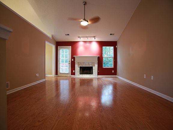 4th image of 255 Ashland Manor Dr