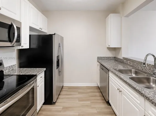 900 SW 8th St APT 1110, Miami, FL 33130