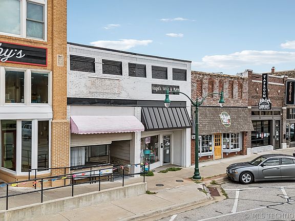 2nd image of 518 W Will Rogers Blvd