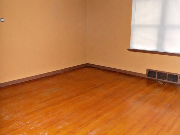 3rd image of 1503 E Elm St