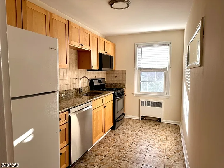 390 Morris Ave #35 — Photo 2
