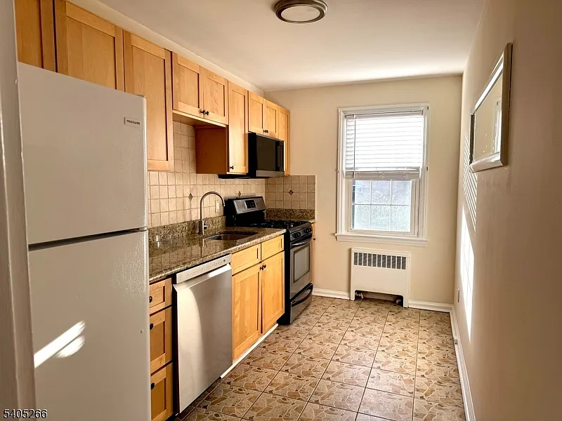 Building Photo - 390 Morris Ave #35