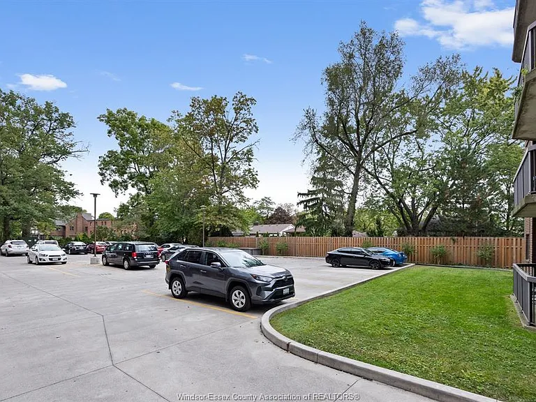 3950 Wyandotte St E #306 — Photo 19