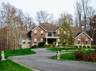 12 Lourdes Ct, Andover, NJ 07821