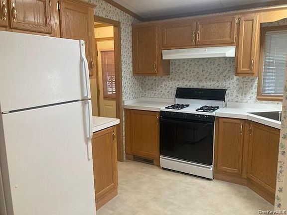 5th image of 1661 Old Country Road #195