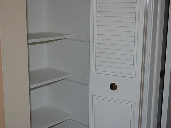 3rd image of 100 Willow Ln APT 105