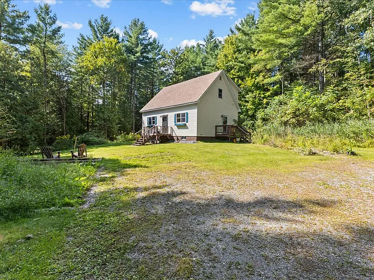 1672 Sweet Hollow Rd — Photo 3