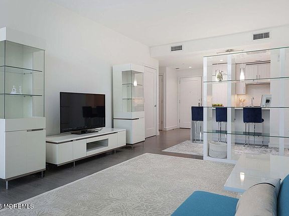 5th image of 20 Melrose Ter #502