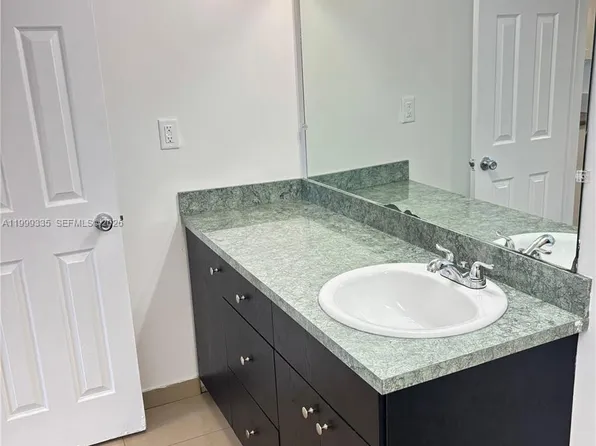 7410 SW 82nd St APT K103, Miami, FL 33143