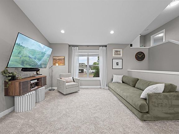 3rd image of 814 Brady Ln