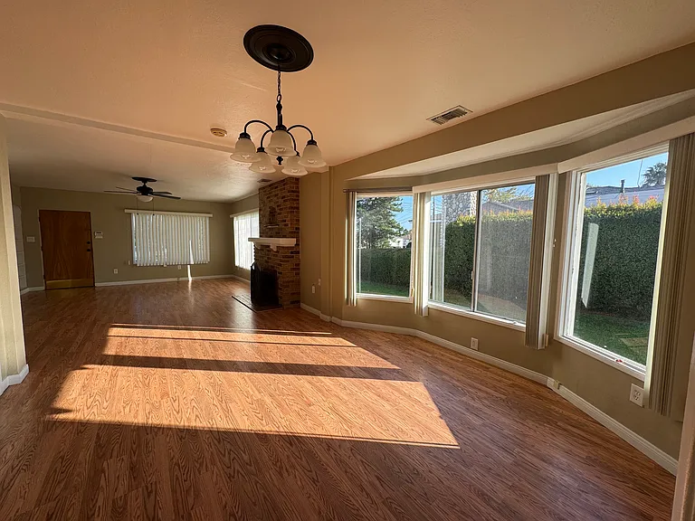 2984 Buena Vista Ave — Photo 3