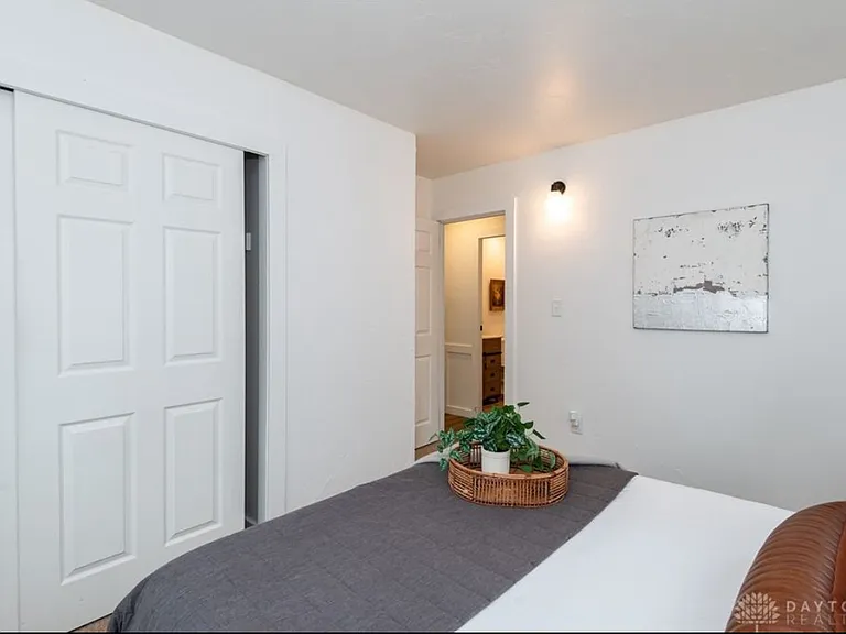 457 Marchmont Dr — Photo 3