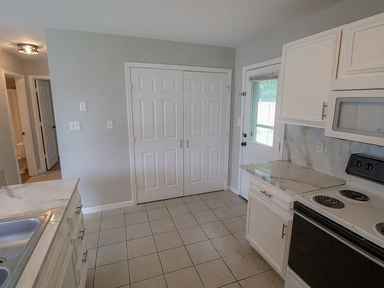 1509 Olympic Blvd — Photo 8