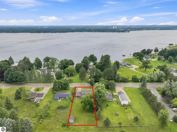 1017 Sunnyside Dr, Cadillac, MI 49601