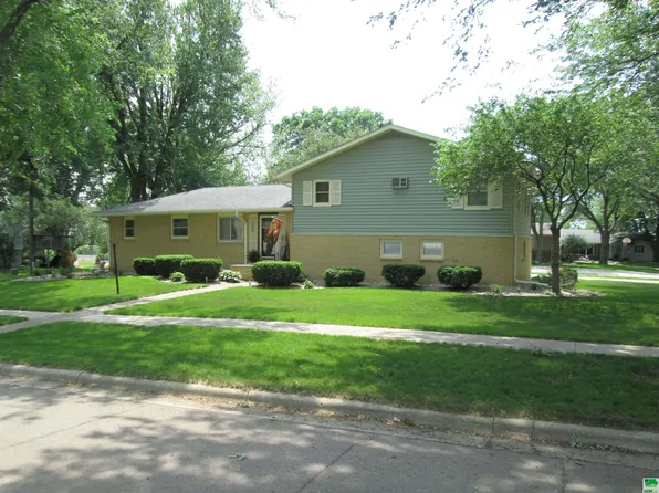 1800 Grant St, Sheldon, IA 51201