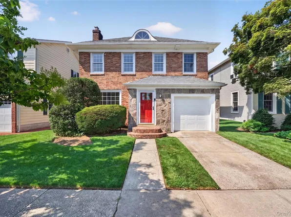 11 1st Place, Garden City, NY 11530