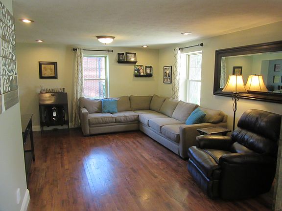 3rd image of 1030 E Cragmont Dr