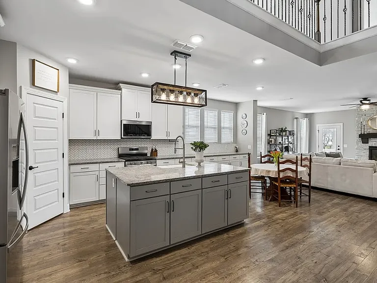 723 Tennypark Ln — Photo 3