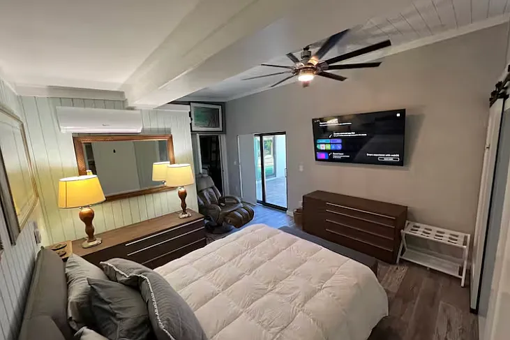Bedroom 4 queen