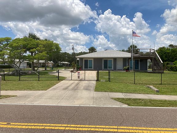 3rd image of 2840 Pineapple Ave