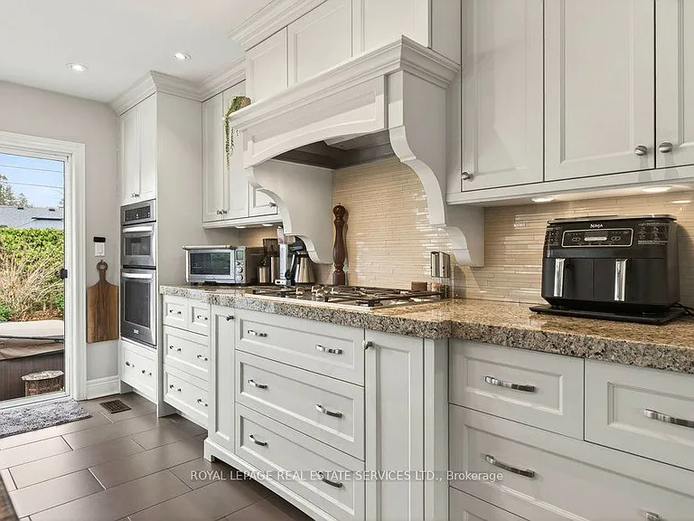 589 Arlington Blvd — Photo 4